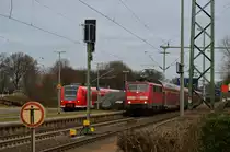 Betrieb in Lindern am 15.12.2013, mit dem Fahrplanwechsel zu diesem Datum ist die Kbs reaktiviert worden und Lindern hat wieder mehr als zwei Weichen. Am Bahnsteig Gleis 3 ist der geflügelte 425 604 in Richtung Heinsberg zu sehen und an Gleis 2 steht die 111 112 mit einem RE4 Zug nach Aachen Hbf.
Das Foto ist legal vom P&R-Parkplatz gemacht worden.....falls jemand ob des Schildes links irgendwelche Bedenken streuen möchte.