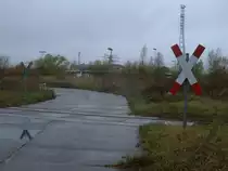 Unbeschrankter Bahnübergang am Stralsunder Bahnstromwerk am 02.November 2013. 