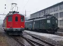 OeBB:  SBB-VETERANENTREFFEN  auf der Oensingen Balsthal Bahn. Im Güterverkehr wurde der BDe 4/4 651 (1955) durch die noch ältere Re 4/4 l 10009 (1946) abgelöst. Die Aufnahme ist am 19. Dezember 2013 bei sehr schlechter Witterung (die Bahn verkehrt schliesslich bei jedem Wetter) in der Klus bei Balsthal entstanden.
Foto: Walter Ruetsch