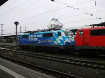 111 017  Bahnland Bayern  steht am 14.12.13 gemiensam mit einer weiteren 111 im N�rnberger Hbf.