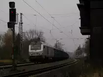 Am alten Stellwerk B1 in Bestensee rauschte am 19.11.2012 eine Diesel-Prima mit einem E-Wagen Zug von VTG vorbei im direkten Blockabstand zur RB 14.
