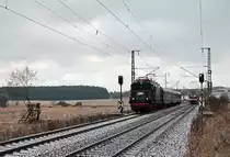 Zur Inbetriebnahme der Elektrifizierung der Strecke Reichenbach - Hof gab es am 05.12.2013 wieder eine  Werkstattfahrt  mit historischen Elektrolokomotiven. Da E77 10 noch in Meiningen weilte, kam die Dessauer E44 044 und 243 005-6 aus Halle zum Einsatz. Ab Gutenfürst gab es dann eine(mehr oder minder gelungene)Parallelfahrt über die Grenze(die sächsisch/bayrische). Links im Bild ist noch ein Kontrollturm übriggeblieben...