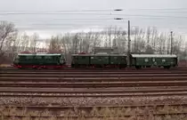   s geht heeme  hieß es am 19.12.2013 für die historische Elektrolokomotive E77 10. An diesem Tag wurde sie nach ihrem 14monatigen Aufenthalt in Meiningen von der Dessauer E44 044 zurück nach Dresden überführt. Hier bei einem Halt zur Lagerkontrolle in Leipzig-Schönefeld.