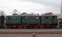  s geht heeme  hieß es am 19.12.2013 für die historische Elektrolokomotive E77 10. Die letzte betriebsfähige deutsche Ellok mit Stangenantrieb erhielt eine Fahrwerksuntersuchung mit Neubereifung aller Radsätze(Quelle:Bw Dresden-Altstadt) Hier bei einem Betriebshalt in Borsdorf. 