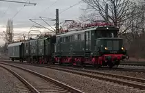   s geht heeme  hieß es am 19.12.2013 für die historische Elektrolokomotive E77 10. Hier beginnt die letzte Etappe der Überführungsfahrt. Die Lokomotiven und ihr Begleiterwagen verlassen den Bahnhof Borsdorf über die erste deutsche Ferneisenbahnstrecke Leipzig-Dresden und werden in knapp drei Stunden das heimatliche Bw Altstadt erreichen.