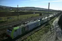 486 510 zusammen mit 486 501 und dem über fünf Stunden verspäteten 42014 von Melzo nach Wanne-Eikel am Nachmittag des 07.12.13 beim Halt in Müllheim (Baden) auf Gleis 13.
