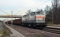 Zwei V 100 der Strabag schleppen am 17.12.13 einen Ganzzug Hochbordwagen durch Wolfen Richtung Bitterfeld. 