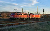 115 459 schleppe am 16.12.13 182 010 in den Güterbereich des Bahnhofs Bitterfeld.
