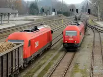 2016 071-9 trifft mit GAG47850 im Bhf. Ried auf 2016 073-6, welcher mit Rübe75829 auf die Abfahrt wartet; 131213