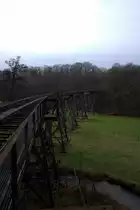 Das Bogenviadukt �ber die Pulsnitz, der stillgelegten Strecke K�nigsbr�ck-Stra�gr�bchen - Bernsdorf, ist nicht wie in Deutschland zu erwarten w�re, durch Verbotschilder oder Z�une abgesperrt, sondern kann �berquert werden (wenn der Fotograf den Mut dazu hat)PS: Er hatte den Mut. 19.12.2013 12:08 Uhr.