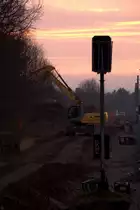 Dezembersonnenaufgang in Dresden Trachau, es wird fleißig gearbeitet, leider fallen alle Bäume, auch die, die weit genug von der zukünftigen Fahrleitung entfernt sind.
19.12.2013 08:07 Uhr.