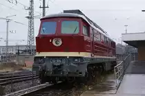 DB: Fotografenglück. Am Morgen des 9. Dezember 2013 konnten im Bahnhof Bremen innert kurzer Zeit gleich zwei  Ludmillas  der ehemaligen Deutschen Reichsbahn fotografiert werden. Die dunkelrote BR 132 004-3 brachte einen Bauzug nach Bremen und die BR 232 568-6 bretterte mit einem langen Güterzug durch die Bahnhofshalle.
Foto: Walter Ruetsch 