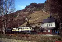 Im Februar 1993 ist eine 110.3 bei Kaub mit einem Nahverkehrszug unterwegs