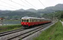 Ein hervorragend aufgearbeiteter Elektrotriebzug ohne Grafitti,Nummer 315207, auch Gomulka genannt, ist am Save Ufer bei Orchovo am 29.4.2008 nach Sevnica unterwegs.