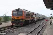 ADD 4415 (Co'Co', de, Alsthom, Bj.1985) f�hrt am 29.Mai 2013 mit dem ORD 282 (Kabin Buri - Hua Lamphong) in den Bf. Khlong Sip Kao Jct. ein. 

