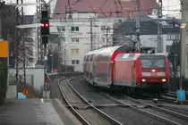 Hier schiebt 146 023 ihren Doppelstockpark zum rangieren aus Paderborn Hbf aus. Augenommen am 20.12.13
