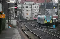Hier fährt Westfalenbahn Flirt ET014 aus Paderborn Hbf aus, während 146 023 mit ihrem Doppelstockpark darauf wartet an Gleis 1 für die Fahrt nach Aachen bereitgestellt zu werden. Aufgenommen am 20.12.13