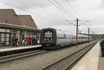 Zwei IR4 der DSB fahren am 22.08.2010 als Zug Richtung København in den Bahnhof von Nyborg ein.