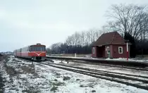 Hillerød-Frederiksværk-Hundested-Jernbane (HFHJ): Ein Triebzug bestehend aus einem Steuerwagen (Ys), einem Personenwagen (Yp) und einem Triebwagen (Ym) verlässt am 23. dezember 1976 den Haltepunkt Østerbjerg zwischen Frederiksværk und Hundested. 