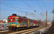 SŽ 813-037 fährt durch Maribor-Tabor Richtung Maribor Hauptbahnhof. /23.12.2013