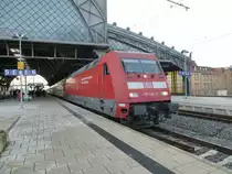 101 134-5 steht hier am 21.12.2013 als Zuglok des EC 378 nach Stralsund in Dresden Neustadt.