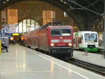 143 572-6 steht hier als RB nach Wittenberg neben der Erfurter Bahn nach Saalfeld(Saale).

Leipzig Hbf am 21.12.2013.