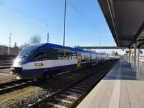 Auch von der BRB hat sich der Meridian Züge ausgeliehen. Während die Herkunft des Vorderen Talent noch offensichtlich ist, muss man bei den zwei Folgenden schon rätseln: der Zweite ist einfach nur weiß lackiert, der Dritte in klassischen Veolia-Farben, jedoch ohne Logo gehalten...
Rosenheim am 16.12.2013