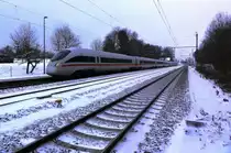 Am 08.12.2012 fährt ICE108 auf seinem Weg von Innsbruck nach Berlin durch den Bahnhof Ostermünchen