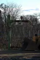 Hoffentlich fährt der Caterpillar Radlader nicht weiter ................
Wasserkran in Dresden Neustadt  23.12.2013  12:34 Uhr.