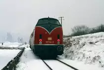 221 144 mit unbekannter 216 im Werksgleis der RWK bei Lendringsen am 18.01.1987.