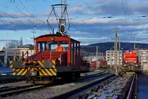 TPF/GFM/SBB: Begegnung zwischen dem TPF Te 4/4 13 und der SBB CARGO Am 843 066-2 in Bulle am 23. Dezember 2013.
Foto: Walter Ruetsch