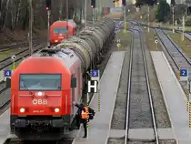 2016 071-9 hält mit Kesselwagzug G47851 im Bhf. Ried zu einem Triebfahrzeugführerwechsel; im Hintergrund wartet 2016 065-2 als Lokzug nach Braunau; 131223