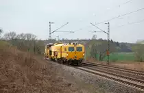 Stopfmaschiene und Schotterprofiliermaschine eines unbekannten EVU´s am 19.04.2013 bei Salzderhelden