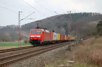 152 033-7 mit einem Containerzug am 19.04.2013 bei Salzderhelden