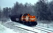 Die MaK DE 86 der HGK hat sich am 17.12.2010 mit einigen Güterwagen im Rheinhafen Stürzelberg auf den Weg nach Nievenheim gemacht, hier in St. Peter. 