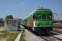 Dieseltriebwagen 711015 steht am 24.5.2011 im Hauptbahnhof Lubljana
an der Tankanlage.