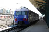 In kräftiger blauer Lackierung präsentiert sich am 24.5.2011 der 
slowenische Dieseltriebwagen 715123 am Bahnsteig im Hauptbahnhof 
Lubljana.