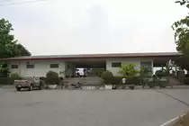 Aufnahmsgebäude des Bf. Ongkharak vom Vorplatz gesehen am 29.Mai 2013.