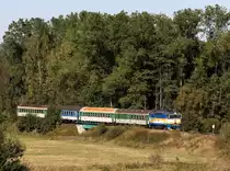 Die 754 024 mit einem R nach Böhmisch Eisenstein am 03.10.2011 unterwegs bei Janovice.