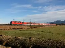 Die 111 005 mit einem M nach Salzburg am 28.12.2013 unterwegs bei Bernau.
