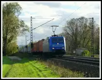 185 511 von Metrans durchfährt am 29.10.13 mit einem Containerzug das Leinetal Richtung Hannover.
Festgehalten kurz vor dem Bahnhof Elze (Han).
