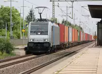 So ein Containerzug auf der mit Betonschwellen ausgerüsteten SFS kann ganz schön laut sein. 186 143-4 zog diesen aus Richtung Hannover kommend am 10.07.2013 durch Dedensen-Gümmer.