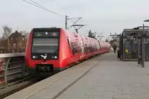 København / Kopenhagen DSB S-Bahn: Linie B (SA 9125) S-Bahnhaltestelle Danshøj am 30. Dezember 2013. - Der Zug fährt in Richtung Høje Taastrup.