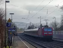 Heute, am 30.12.13, fuhr der RE19221 von Mosbach Neckarelz nach Ulm mit 143 347 und 5 n-Wagen statt der planmäßigen 146 mit 5 Dostos.
Hier durcheilt der Zug gerade den Bahnhof Gingen an der Fils. 