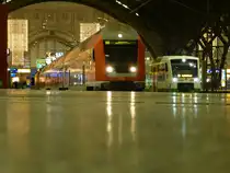 Die RB nach Annaburg steht neben der EB nach Saalfeld(Saale) stehen hier am 21.12.2013 im Leipziger Hbf