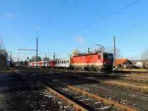 1144 044-5 schiebt REX3096 aus dem Bhf. Timelkam in Richtung Salzburg; 131230