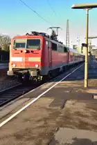 Die 111 211-9 ist hier am Gleis 12 des Bahnhofs Neckarelz zu sehen.
Sie soll um 15:09 wieder nach Neckarsulm fahren. Sie und ihre Schwesterloks verrichten zur Zeit S-Bahnersatzverkehr, da an einigen Stationen die Bahnsteige noch nicht fertig umgebaut sind.(Haßmersheim, Gundelsheim und Offenau)Montag 30.12.2013