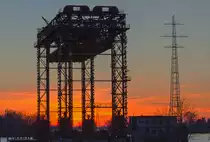 Das technische Baudenkmal der Eisenbahnhubbrücke Karnin am Abend. - 30.12.2013