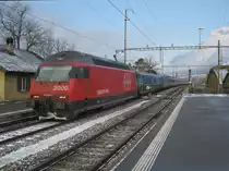 Aus dem Archiv: Re 460 089-6 mit einem IR aus Z�rich bei Einfahrt in Landquart, 26.12.2010. Diese Lok tr�gt mittlerweile den  2000  Schriftzug nicht mehr, der IR den sie zieht wurde durch neue Regio Dostos ersetzt, und das Geb�ude links im Hintergrund wurde abgerissen...