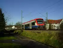 Aufgrund der fehlenden Zulassung der neuen Stadtbahnen hat die AVG 3 Regio-Shuttle der ehemaligen Prignitzer Eisenbahn geleast. Am 30.12.2013 gelang es mir hinter dem Haltepunkt Heidelsheim den Tw 650.03 als S 85229 aufzunehmen.
Grüße gehen hierbei auch an das superfreundliche Team im Führerstand! 